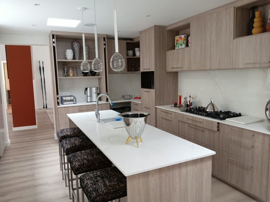 Kitchen island and timber-look cabinetry